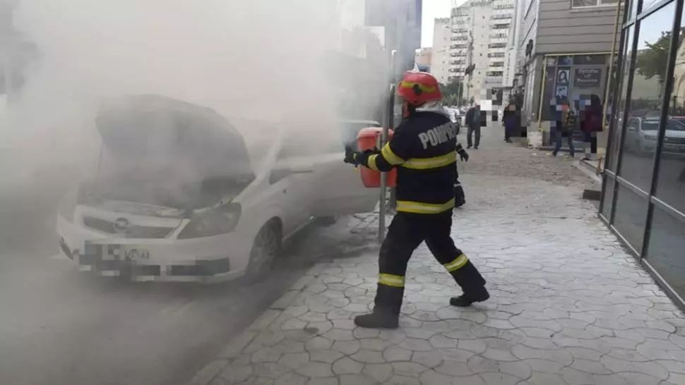 Incendiu pe o stradă din Satu Mare! O maşină a fost cuprinsă de flăcări