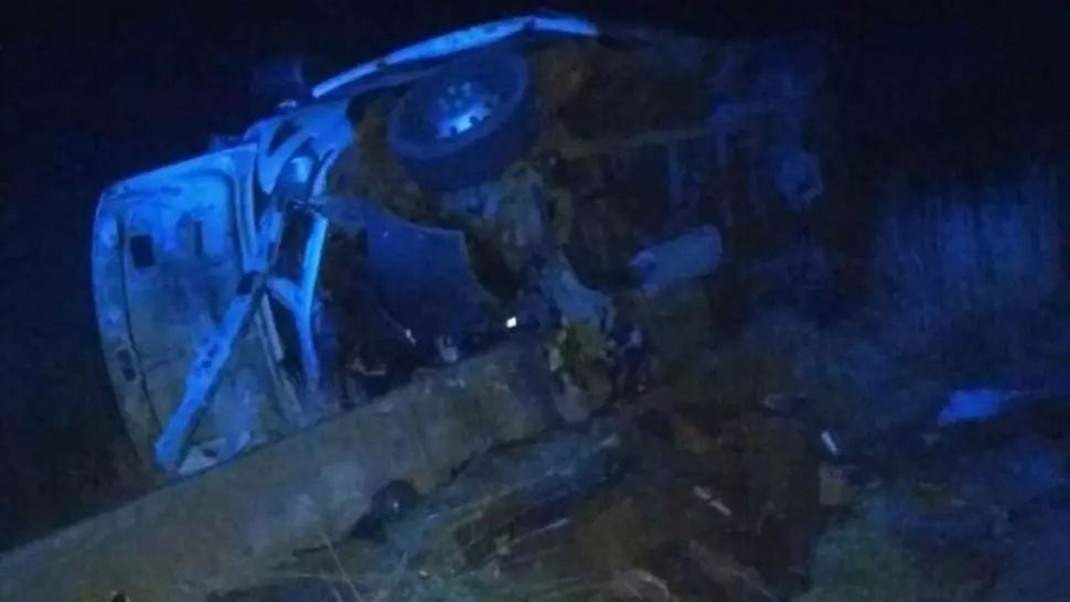 FOTO Accident grav în județul Olt: un șofer a ajuns la spital după ce a intrat într-un cap de pod