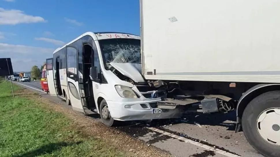 O tânără de 18 ani, însărcinată, a ajuns la spital cu fracturi după ciocnirea unui microbuz cu un TIR