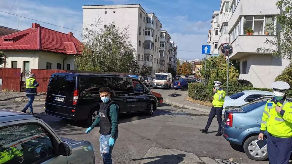 FOTO Ploiești: Microbuz școlar cu 11 copii, implicat într-un accident. Trei au primit îngrijiri la fața locului