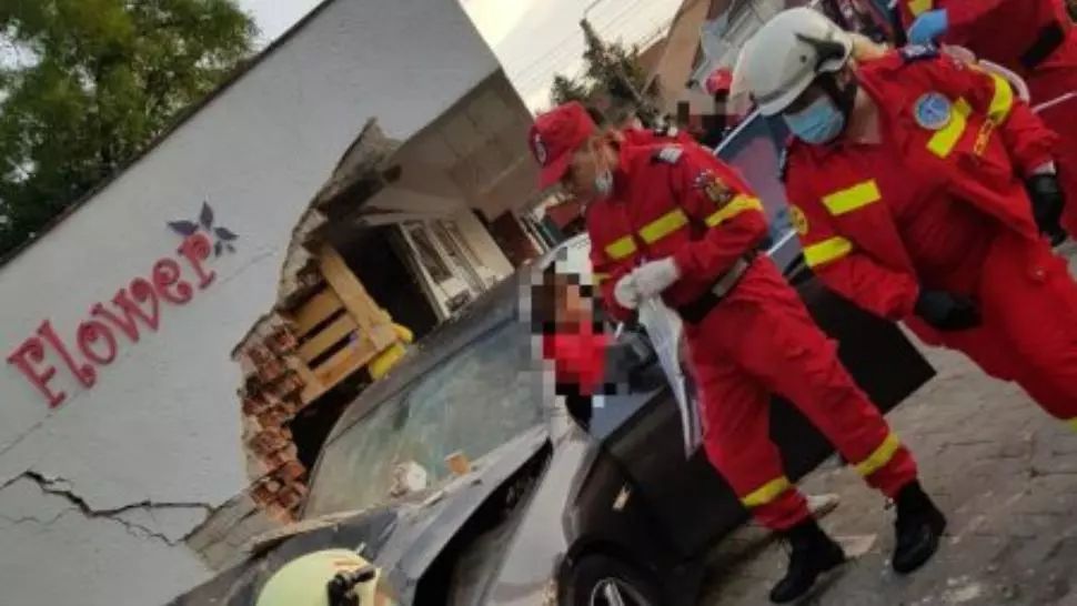 FOTO Accident grav, o femeie a fost prinsă sub un autoturism care a lovit un zid