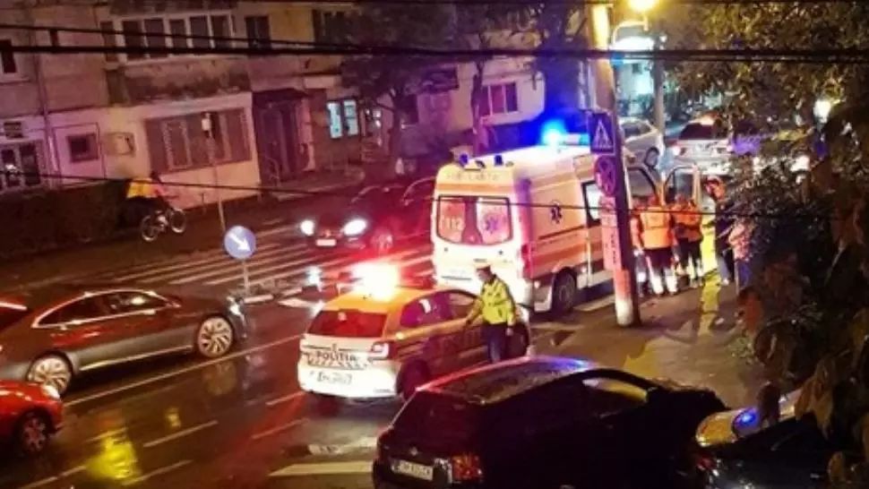 Accident grav pe o trecere de pietoni din centrul Timișoarei. Un bărbat, trântit pe asfalt de o mașină