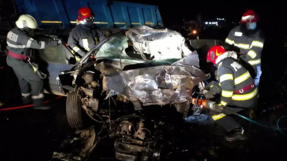 FOTO Sfârșit tragic pentru un tânăr de 22 de ani. A murit după ce a intrat cu 180 km/h într-un camion
