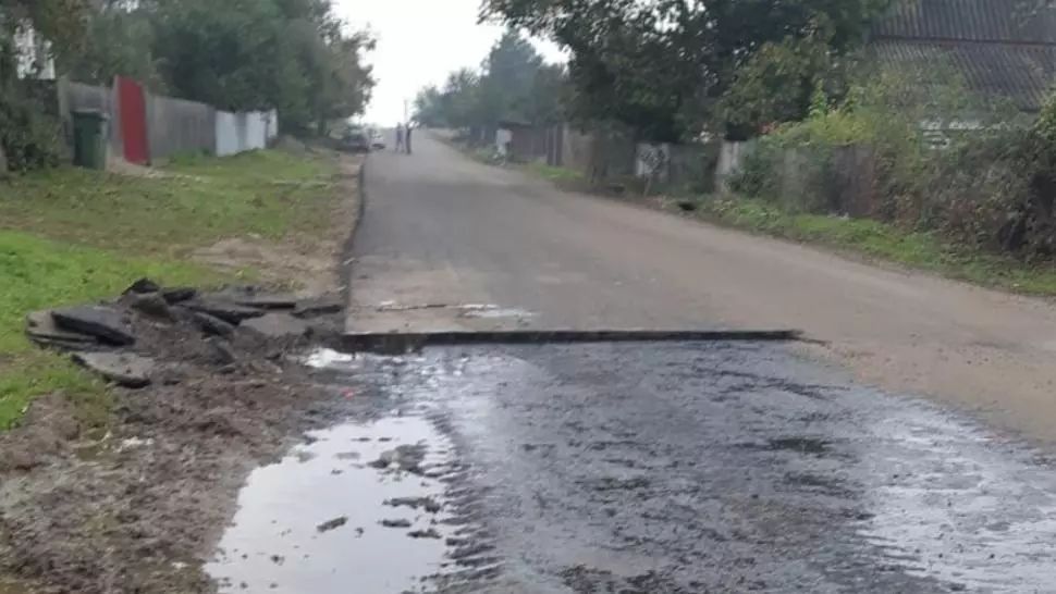 VIDEO/ Asfaltare direct pe nămol, într-o comună din județul Vrancea 