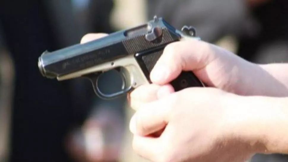 Caz șocant într-un oraș din municipiul Chișinău: Polițist împușcat lângă un restaurant, în plină noapte