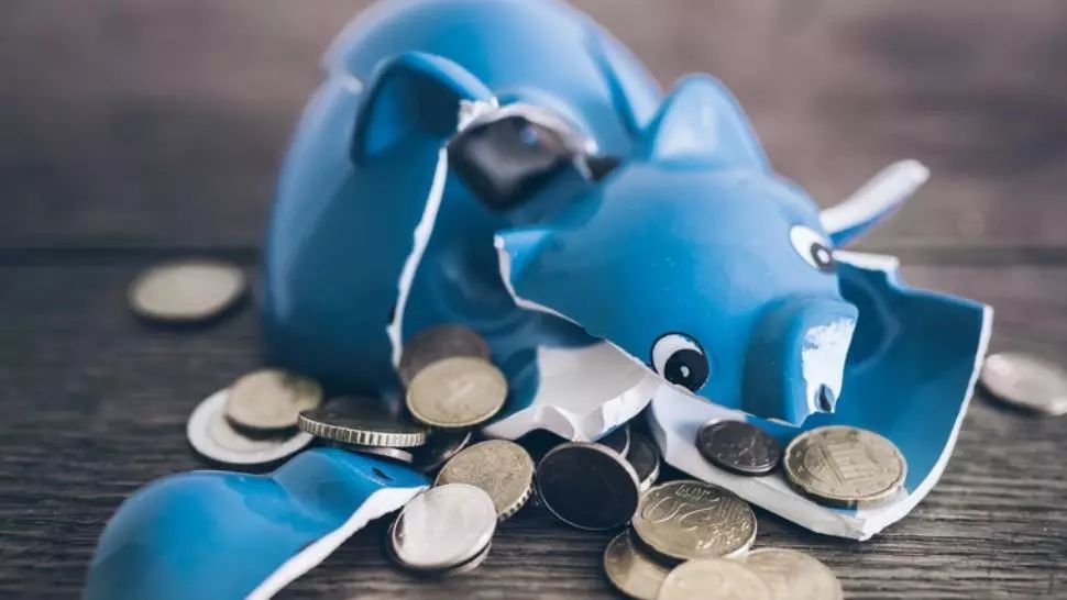 Angajații direcțiilor de Asistență Socială cer în stradă, în Piața Victoriei, plata salariilor restante