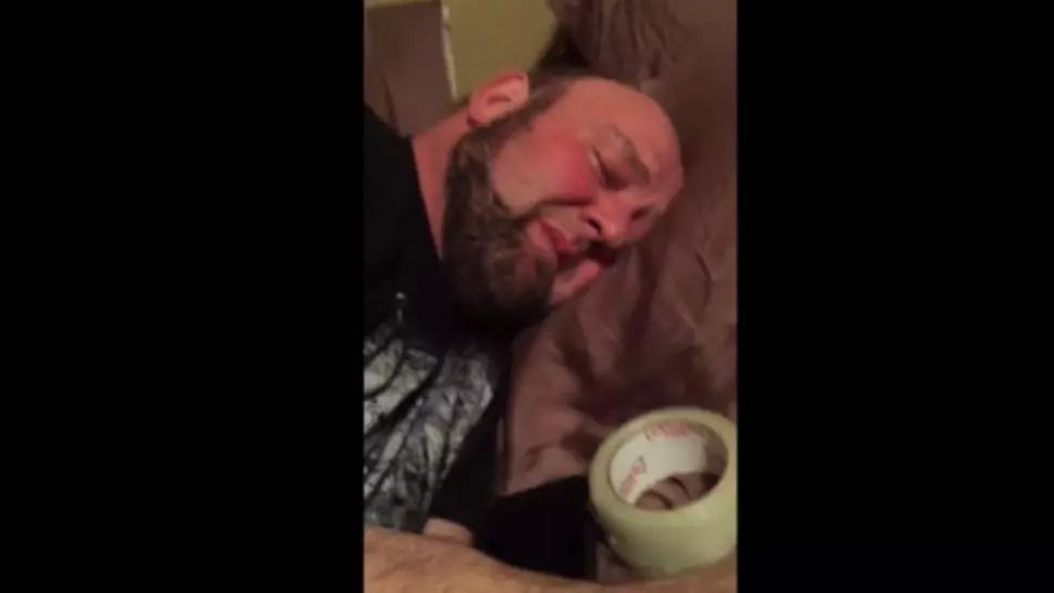 Şi-a găsit soţul în pat, în toiul zilei. Când a dat aşternutul la o parte, a împietrit! A plâns...