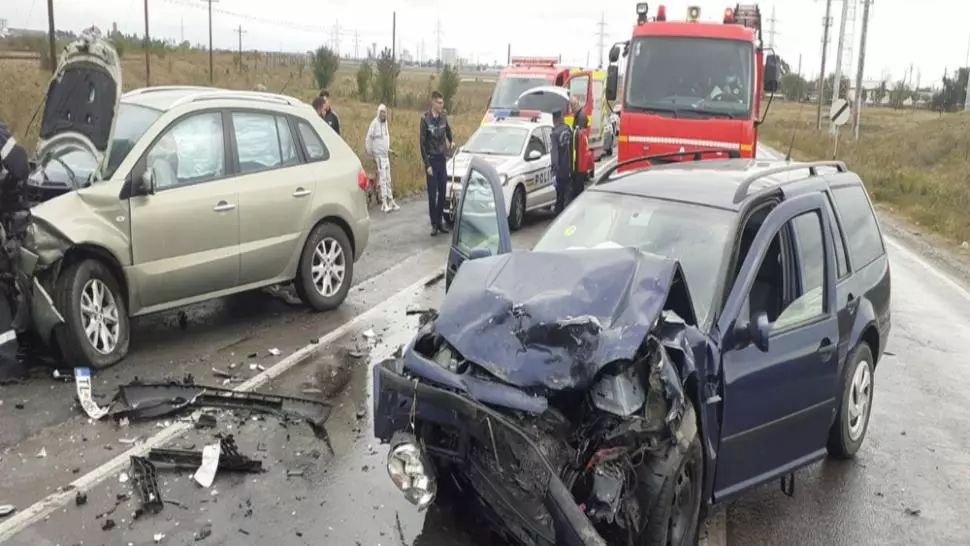 FOTO Două mașini făcute praf după o ciocnire frontală în Bărbulești: două persoane au fost rănite grav