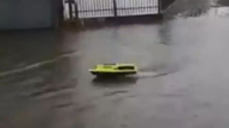 VIDEO Prăpăd în Focșani, inundații pe străzi și în subsoluri. Un focșănean a lansat barca pe străzi