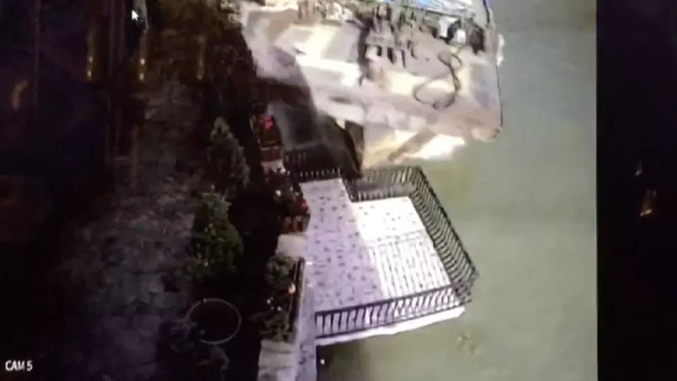 FOTO Clipe de panică pe Dunăre, o barjă a lovit Mănăstirea Mraconia, sub privirile vizitatorilor