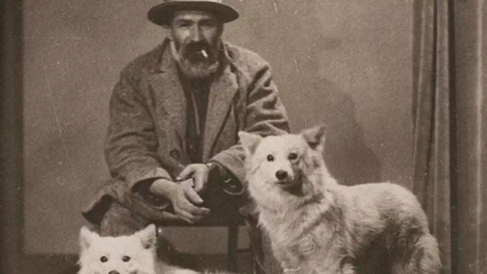 O fotografie cu Constantin Brâncuși, alături de câinele său, vândută cu 14.000 de euro la o licitație