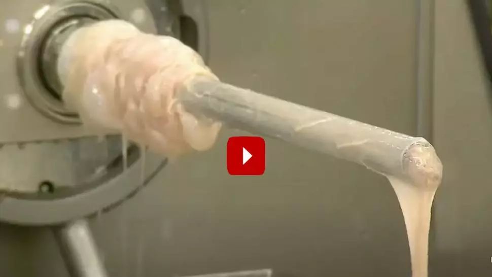 VIDEO – Imagini scăpate din fabrică – Cum sunt făcuți cârnații polonezi – Mai mănânci?