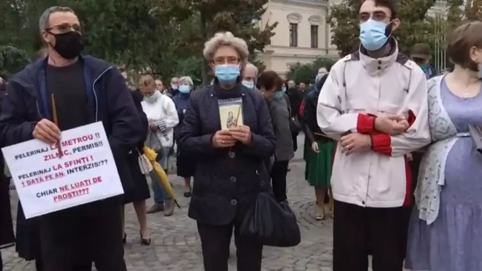 Protest inedit la Iași: SUTE de oameni au ieșit în stradă în semn de protest față de interzicerea pelerinajului și atingerea raclei cu moaște