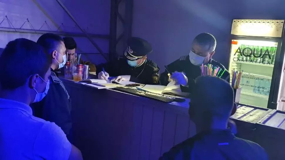 VIDEO Petrecere cu peste 150 de oameni, într-un club din Corabia, oprită de jandarmi și polițiști