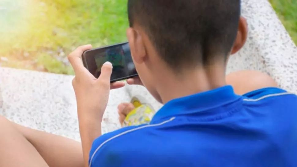 Copil de 12 ani, mort după ce s-a jucat prea mult pe telefon