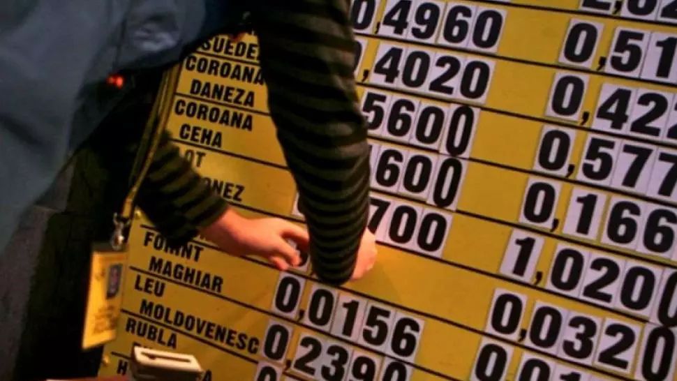 Leul, în scădere ușoară față de euro și dolarul american