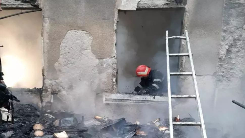  Incendiu violent la o casă din Dâmbovița: O femeie, găsită carbonizată