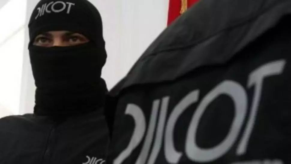 Trei bărbaţi şi o femeie din Vrancea, reţinuţi pentru şantaj şi camătă