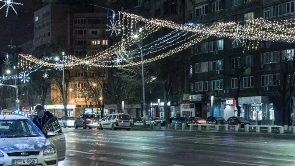 Primăria Capitalei explică de ce a început montarea instalațiilor de Crăciun. E un proces laborios