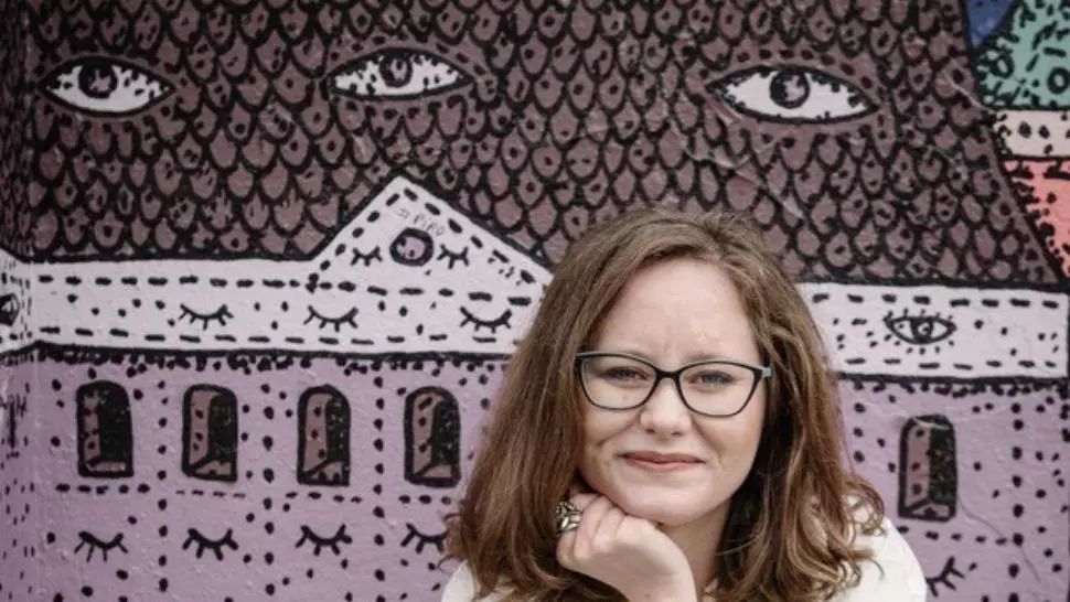 Înapoi în anii ’90, o călătorie cu cheia de gât. Interviu cu Diana Bădica, autoarea romanului „Părinți”