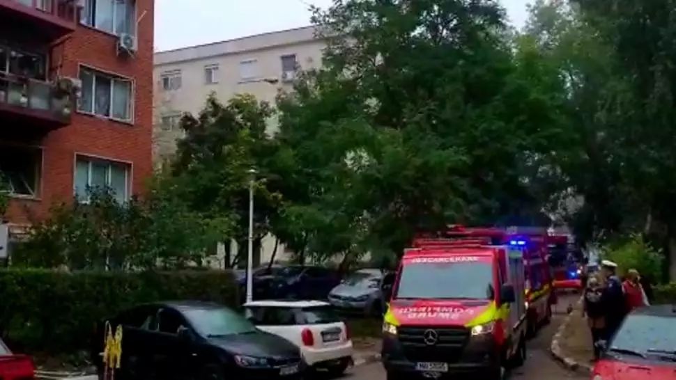 FOTO/VIDEO Explozie PUTERNICĂ în Centrul Galațiului. Cinci persoane transportate la spital, una dintre ele cu arsuri GRAVE. Zeci de locatari autoevacuați