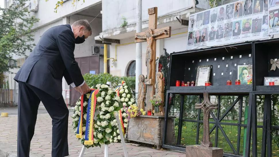 Colectiv 5 ani. Iohannis promulgă legea tratamentului pe toată viața pentru supraviețuitorii tragediei