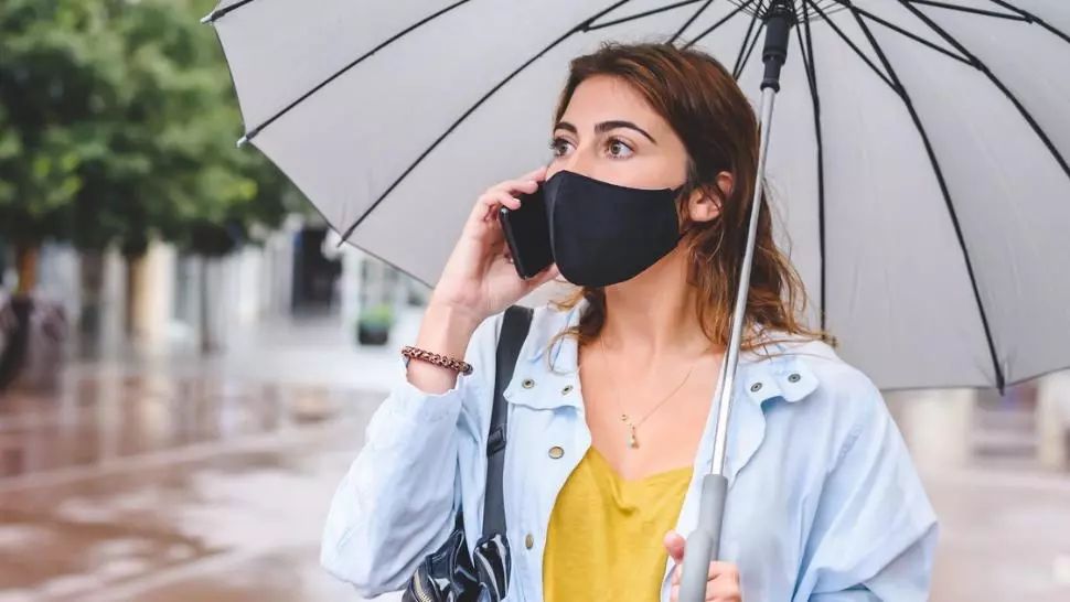 Avertisment al APC: Una din cinci măști folosite de români este mască FASHION! Nu protejează împotriva virusurilor