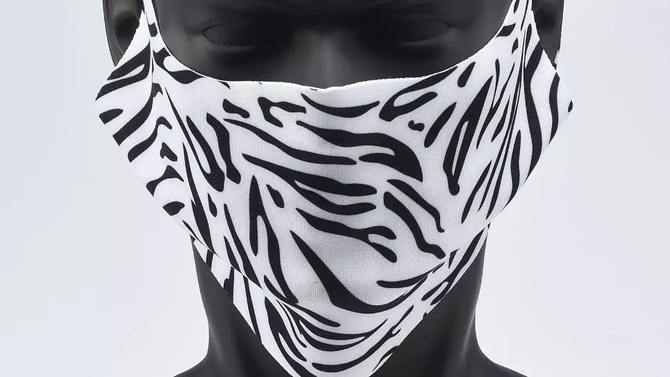 Masca de față din țesătură, protecție sau doar moft? Multe modele nu apără căile respiratorii aproape deloc