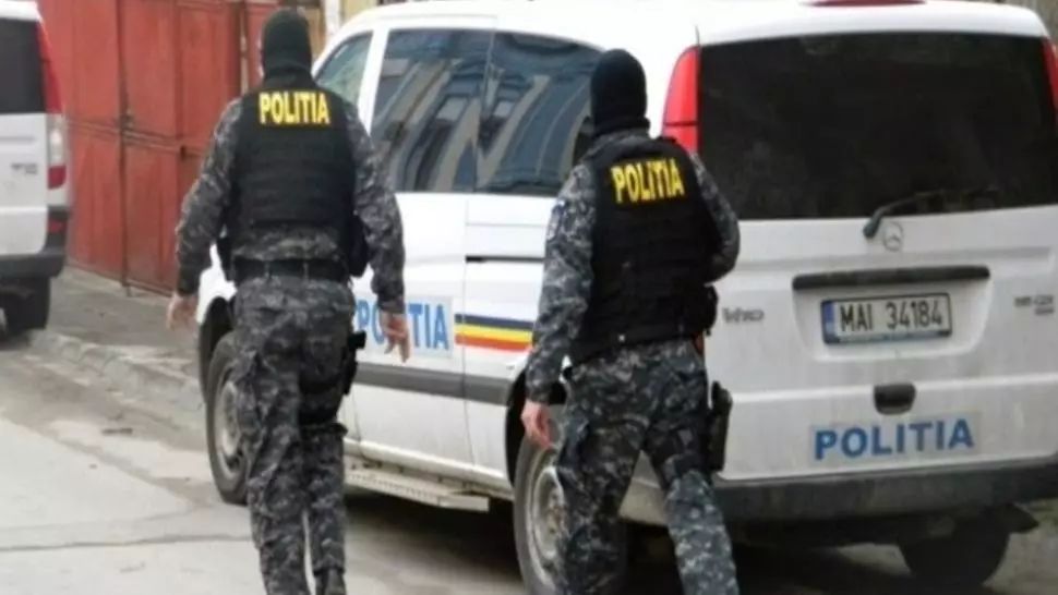 VIDEO Mascaţii au descins la înmormântarea unui bărbat răpus de COVID-19, la Roşiorii de Vede