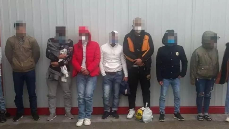 FOTO 45 de migranti, inclusiv un bebeluș, descoperiți ascunși printre role de hârtie igienică, la vama Nădlac