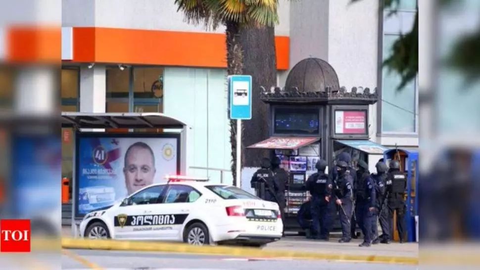 VIDEO UPDATE Luare de ostatici în sediul unei bănci din Georgia. 18 prizonieri, un singur atacator 