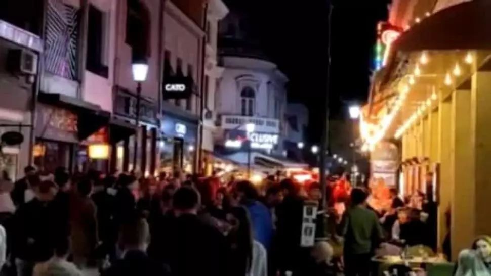 VIDEO - Petrecere cu sute de oameni înghesuiți într-un club din Centrul Vechi. Organizatorul petrecerii, SANCȚIONAT 