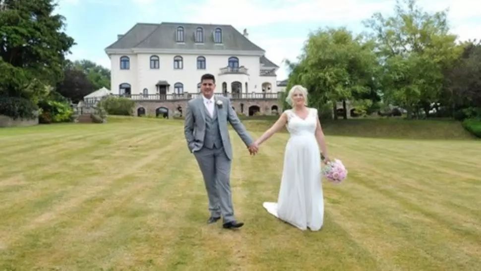 Soțul i-a murit imediat după nuntă. Când s-a uitat la poze, văduva a descoperit un detaliu tulburător