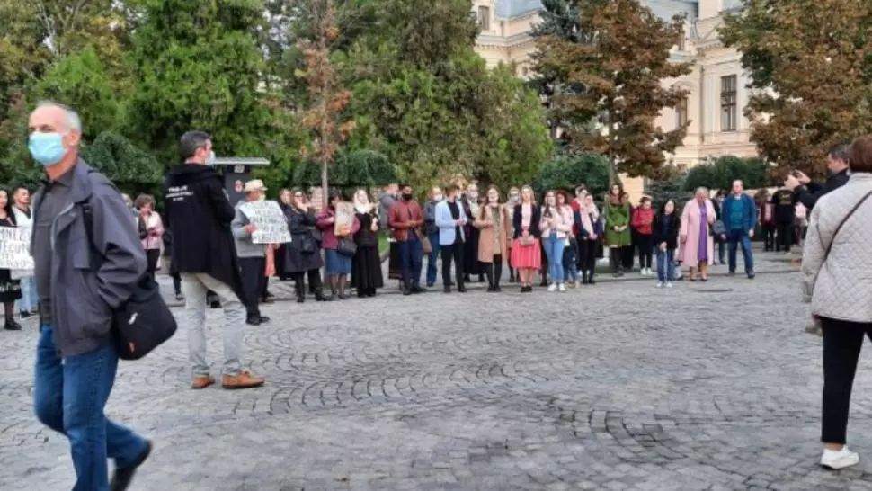 VIDEO A doua zi de proteste în fața Mitropoliei din Iași, fără mască și fără distanțate