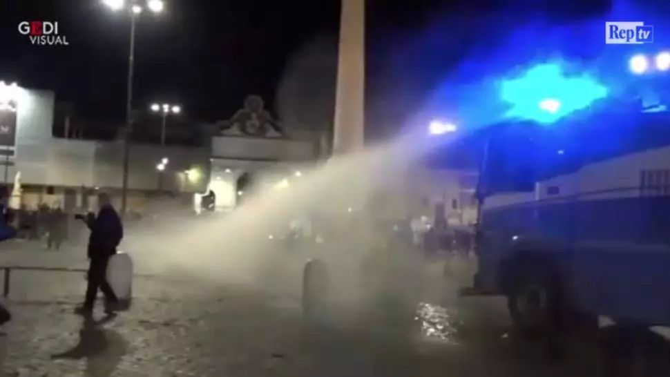 VIDEO Proteste violente la Roma, din cauza noilor restricții impuse de Guvern. Poliția a intervenit cu tunuri de apă