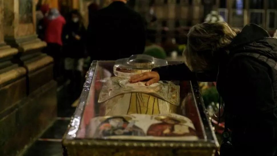 Peste 9.000 de persoane au trecut pe la racla cu moaște a Sfintei Cuvioase Parascheva de la Iași