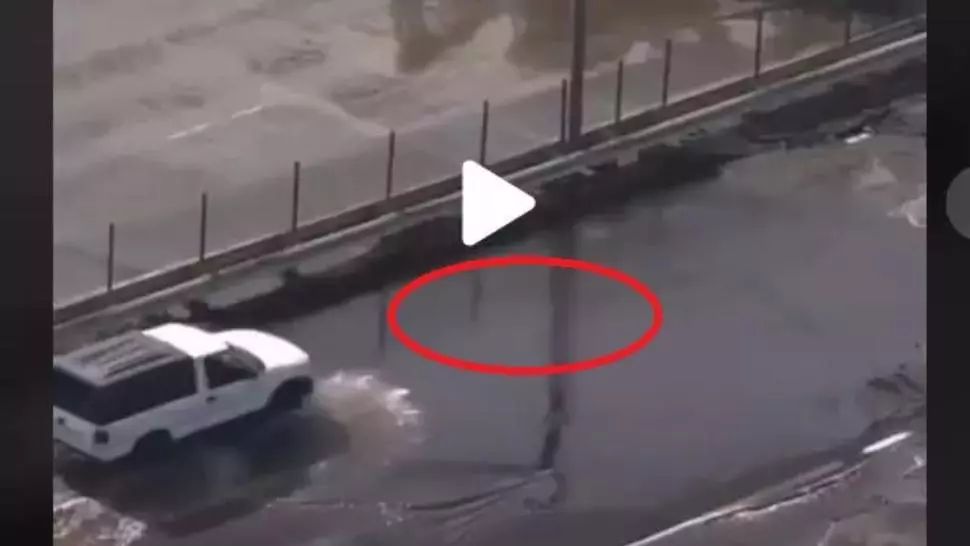 VIDEO Strada părea inundată însă șoferul a crezut că poate trece. Ce a apărut din apă, din senin, e șocant