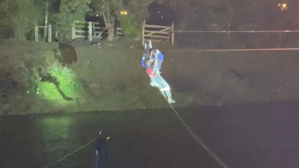 Misiune de salvare la Cluj! Un tânăr a rămas agățat de un cablu deasupra râului Someșul Mic