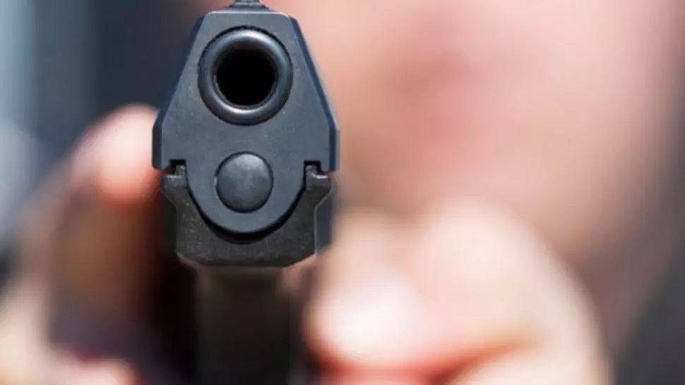 A amenințat cu moartea un rival în direct, dar a fost lăsat în libertate. INCREDIBIL ce au descoperit polițiștii la percheziții