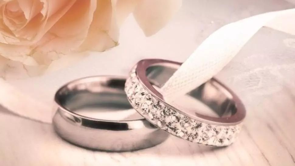 O tânără de 19 de ani s-a căsătorit cu un bărbat cu 42 de ani mai mare decât ea