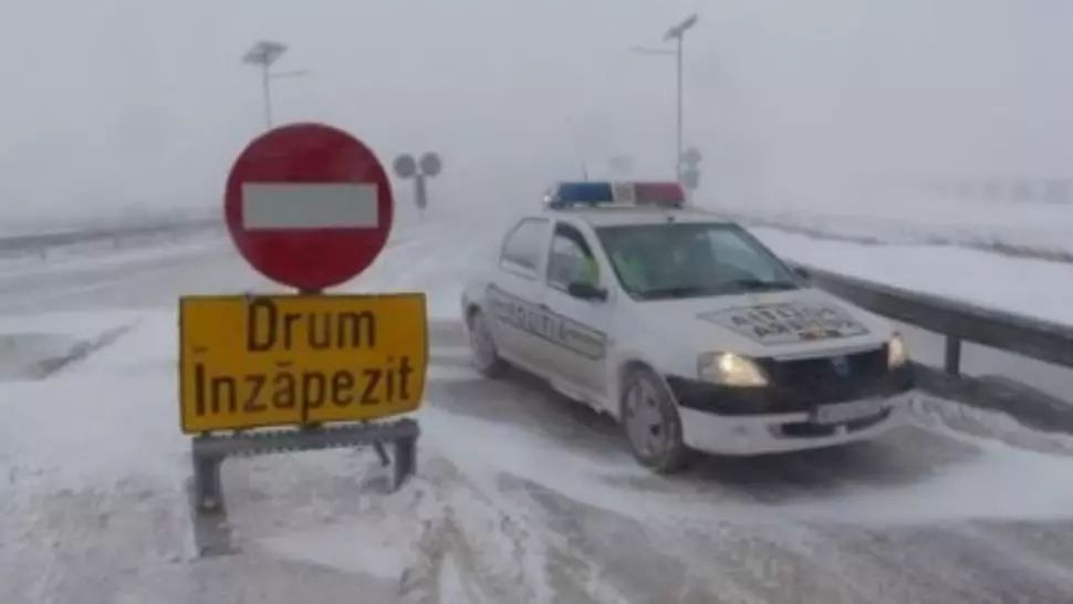 Iarna face victime pe drumurile României. Două persoane au rămas înzăpezite cu autoturismul pe un drum judeţean în Neamț. Doar intervenția pompierilor i-a salvat