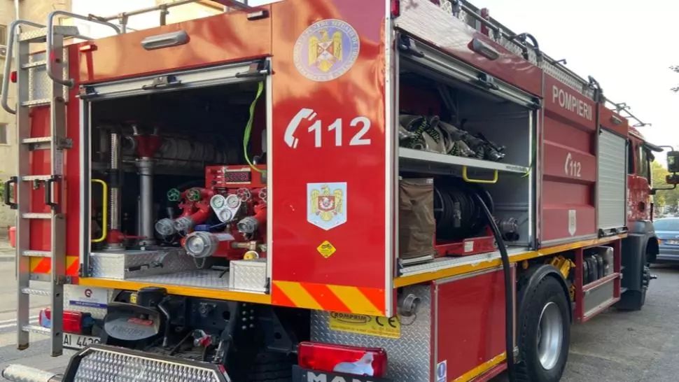 Incendiu violent într-o comună din Prahova. O persoană rănită, cu arsuri la nivelul picioarelor