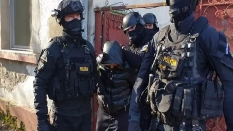 VIDEO/ Percheziții în șapte locații din Mureș, la hoții de combustibil