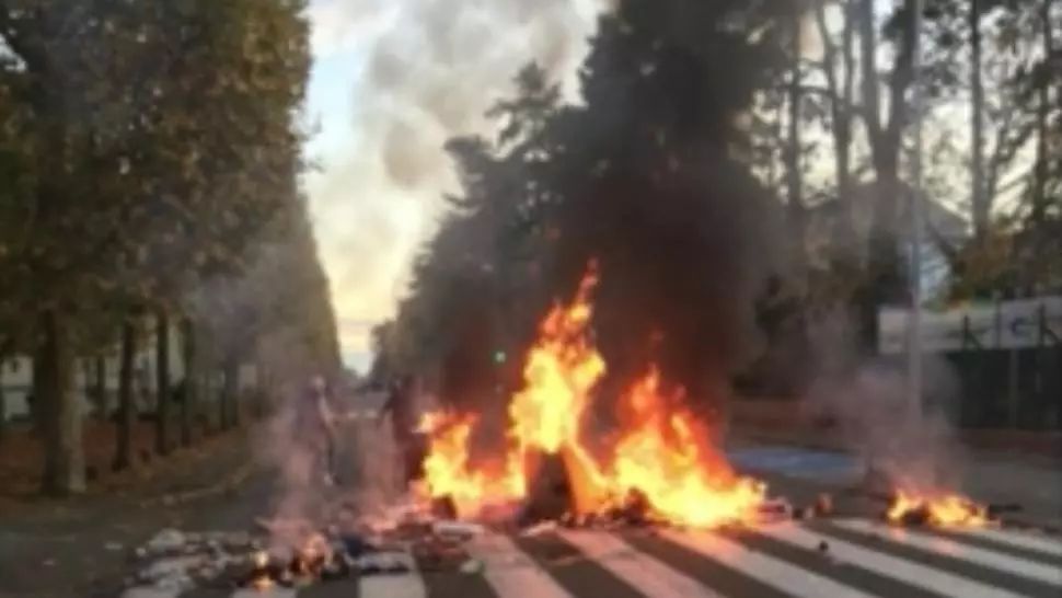 Confruntări violente între elevi și poliție, în Franța, pe fondul menținerii școlilor deschise. Se anunță proteste la nivel național