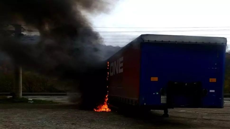 Tir cuprins de flăcări pe DN 7, pe raza comunei vrâncene Racovița