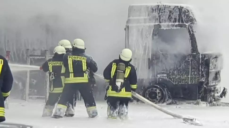  Pericol de EXPLOZIE! O cisternă încărcată cu motorină a luat foc la rampa unei rafinării din Ploieşti