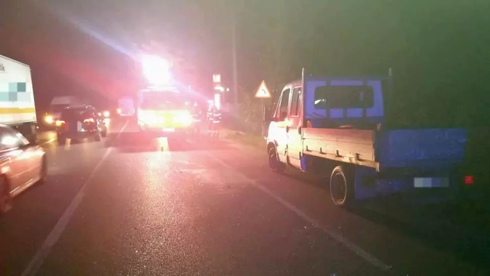 Impact violent între două vehicule. Două persoane rănite