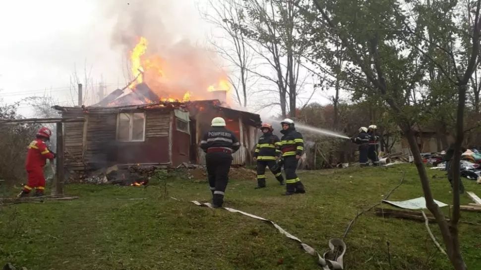Incendiu la o casă din orașul Pucioasa din Dâmbovița