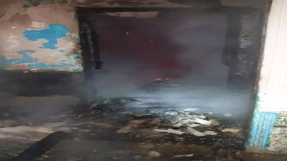 FOTO/ Incendiu violent într-o localitate din Neamț. O persoană a suferit arsuri