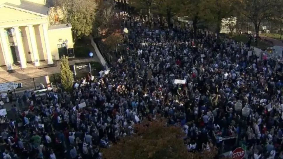 Victorie cu multe bule pentru Biden. La Washington s-a vândut șampanie cât pentru două Revelioane 